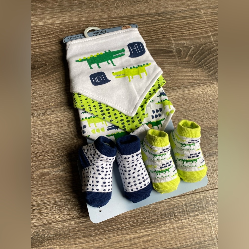 Alligator print set of bibs and socks (5 total), new in package